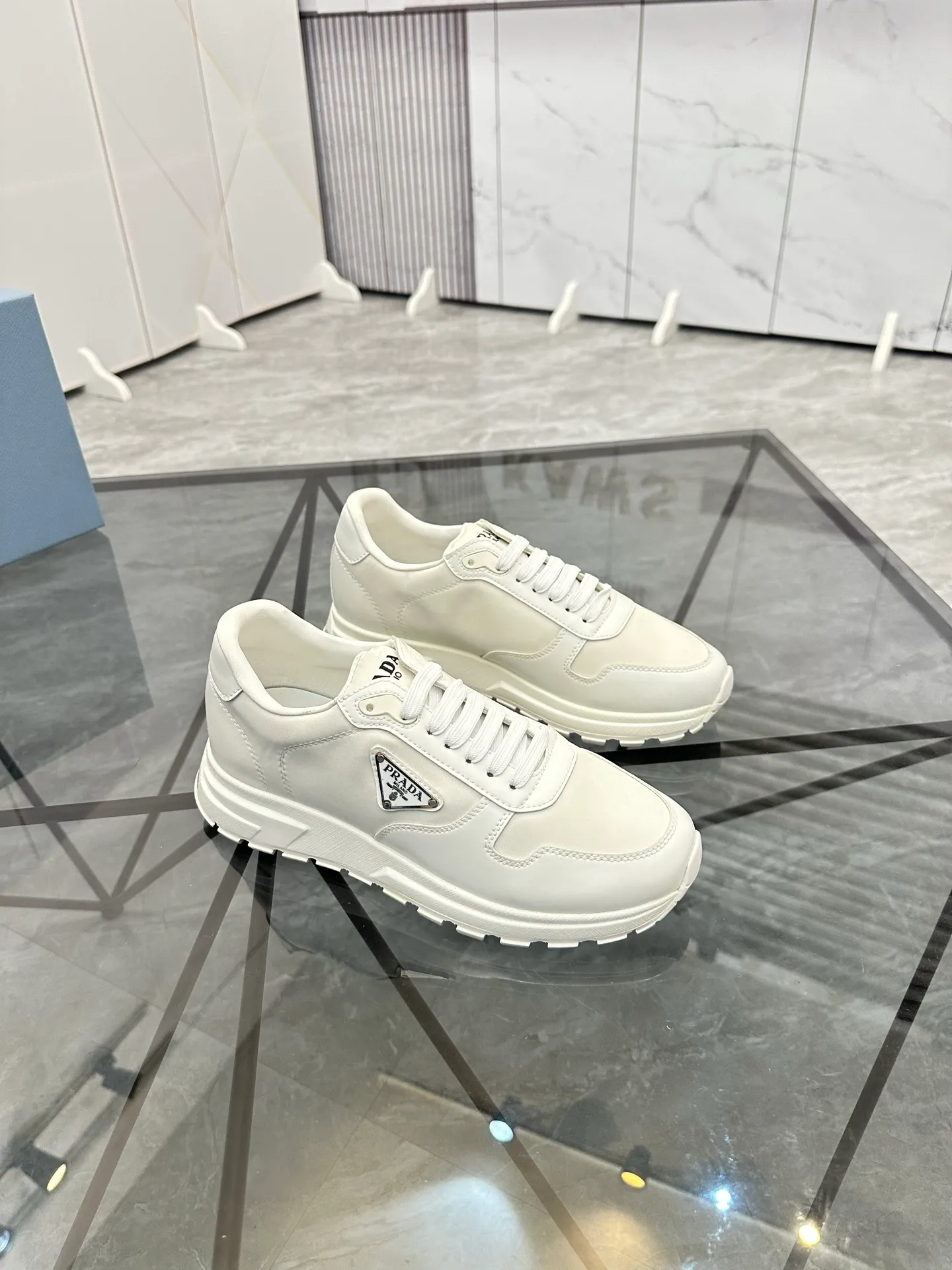 Men's shoes: 💰P440¥ Product trademark: Prada *"Prada*" low-top casual shoes Regular size: 38-44 (can be customized to 45.46) Product materials: imported cowhide upper, sheepskin lining, original outsole. Number: 835